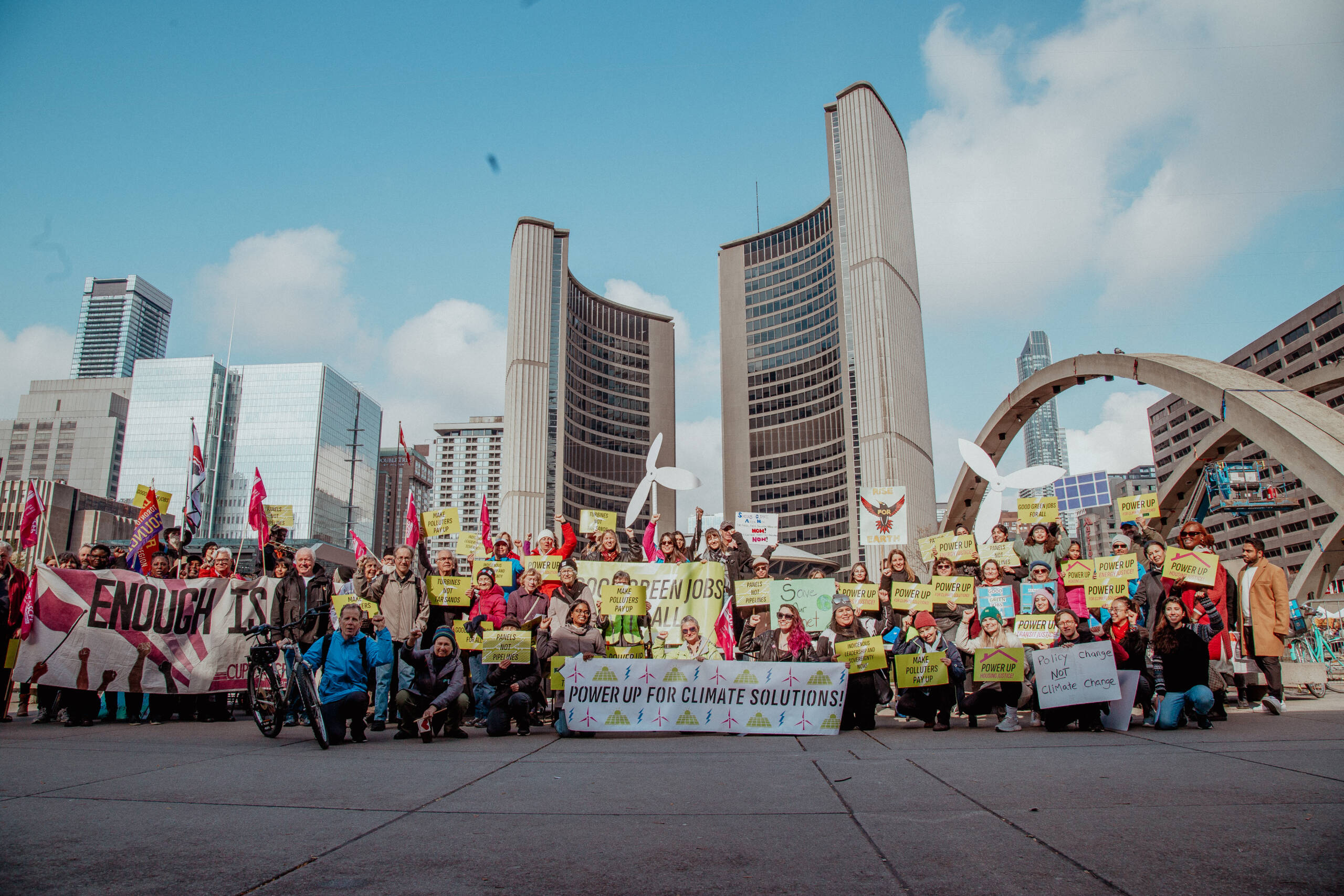 Toronto, Kanada, 4 November: Di luar Balai Kota, kelompok muda-mudi, lansia, dan pekerja berkumpul mendukung kampanye Youth Climate Corps dan membayangkan masa depan energi bersih dengan Good Green Jobs for All. Kredit foto: Sarah Hassanein