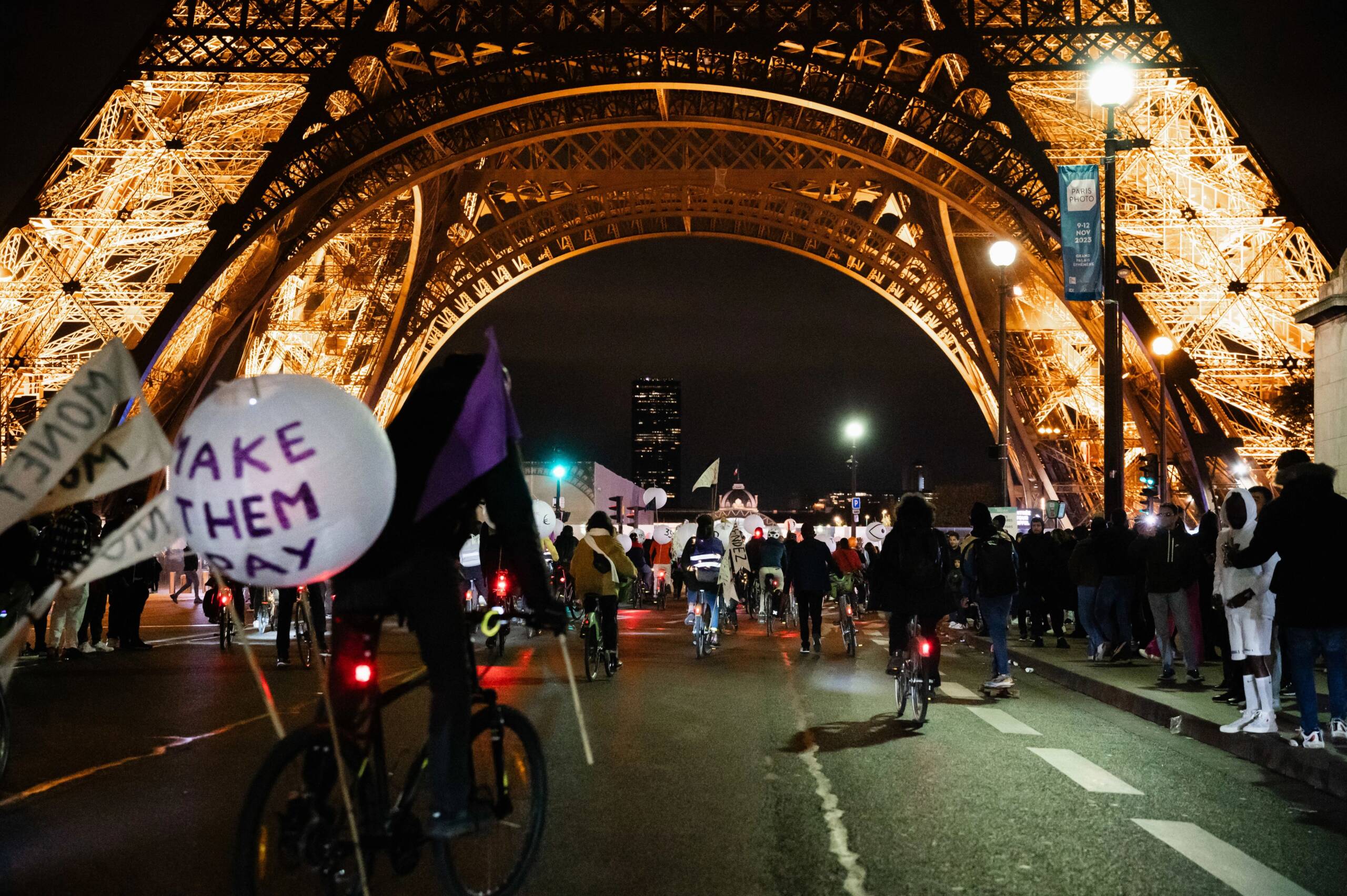 Paris, Prancis, 3 November: Kelompok keadilan iklim berparade disinari neon melewati jalanan Paris, dari kantor pusat para penjahat iklim raksasa, seperti Total, sampai mendekati gedung Parlemen. Mereka mendesak pemerintah untuk memajaki penjahat iklim. Kredit foto: Claire Jaillard