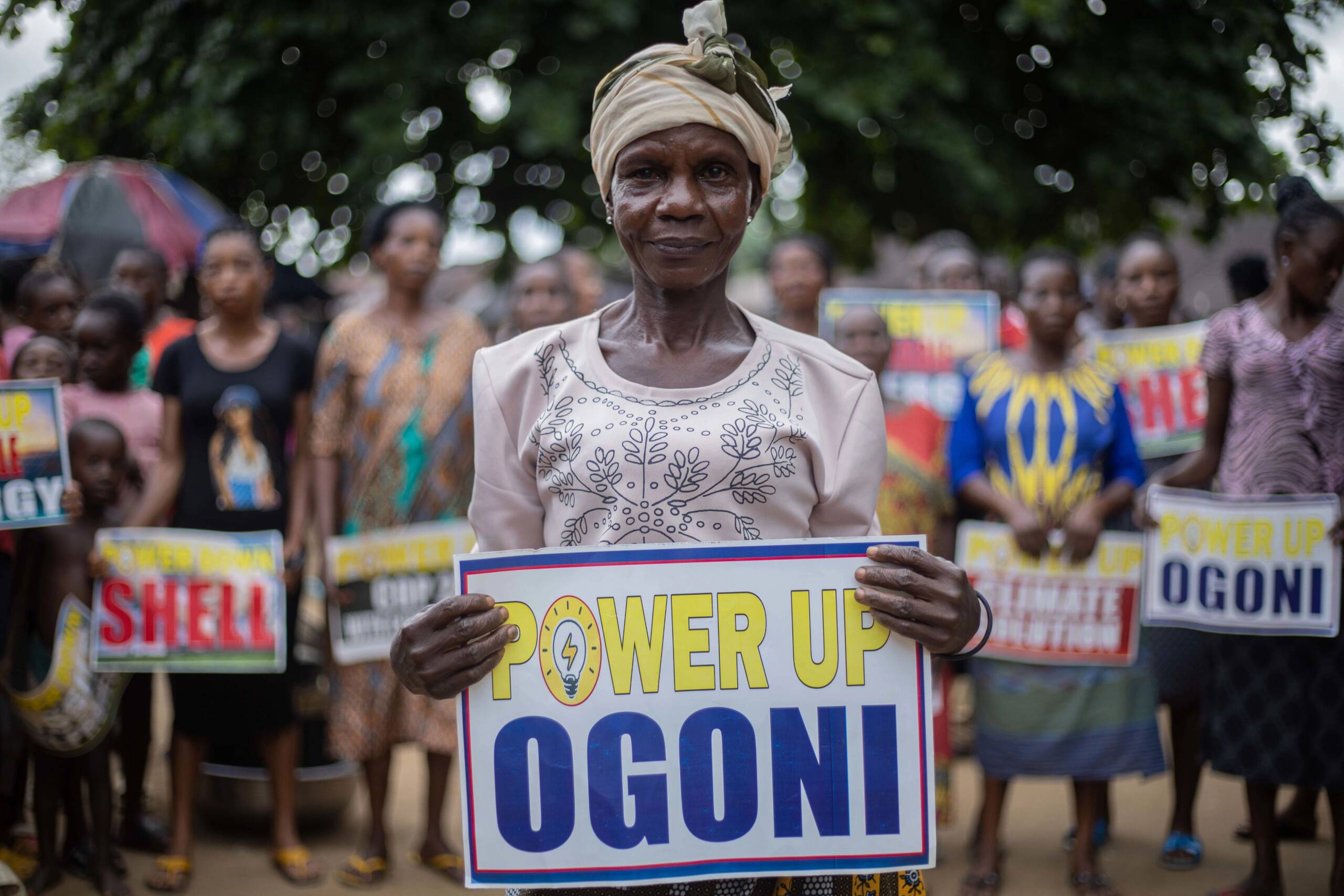 Ogoni, Nigeria, 3 November: Anggota masyarakat berdemonstrasi menuntut Shell untuk membayar kerusakan yang ditimbulkannya dan mengembalikan kehormatan masyarakat yang terkena dampak tumpahan minyak Ogoni. Kredit foto: Omoregie Osakpolor