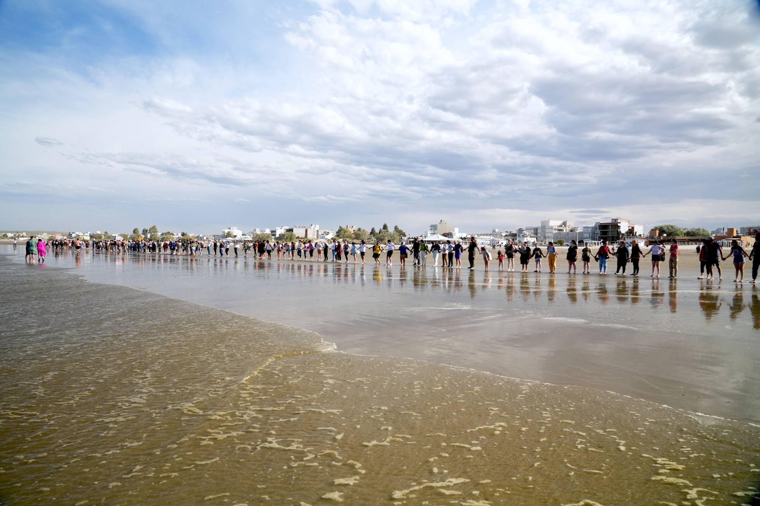 Puerto Madryn, Argentina, 4 November: Sebagai bagian dari gerakan Atlanticazo yang ingin menghentikan pengeboran minyak di pesisir pantai Argentina, beberapa kelompok masyarakat sipil berkumpul melakukan aksi Power Up yang menyerukan kepada pemerintah untuk mendanai transisi energi yang adil. Kredit foto: Indomnia Films