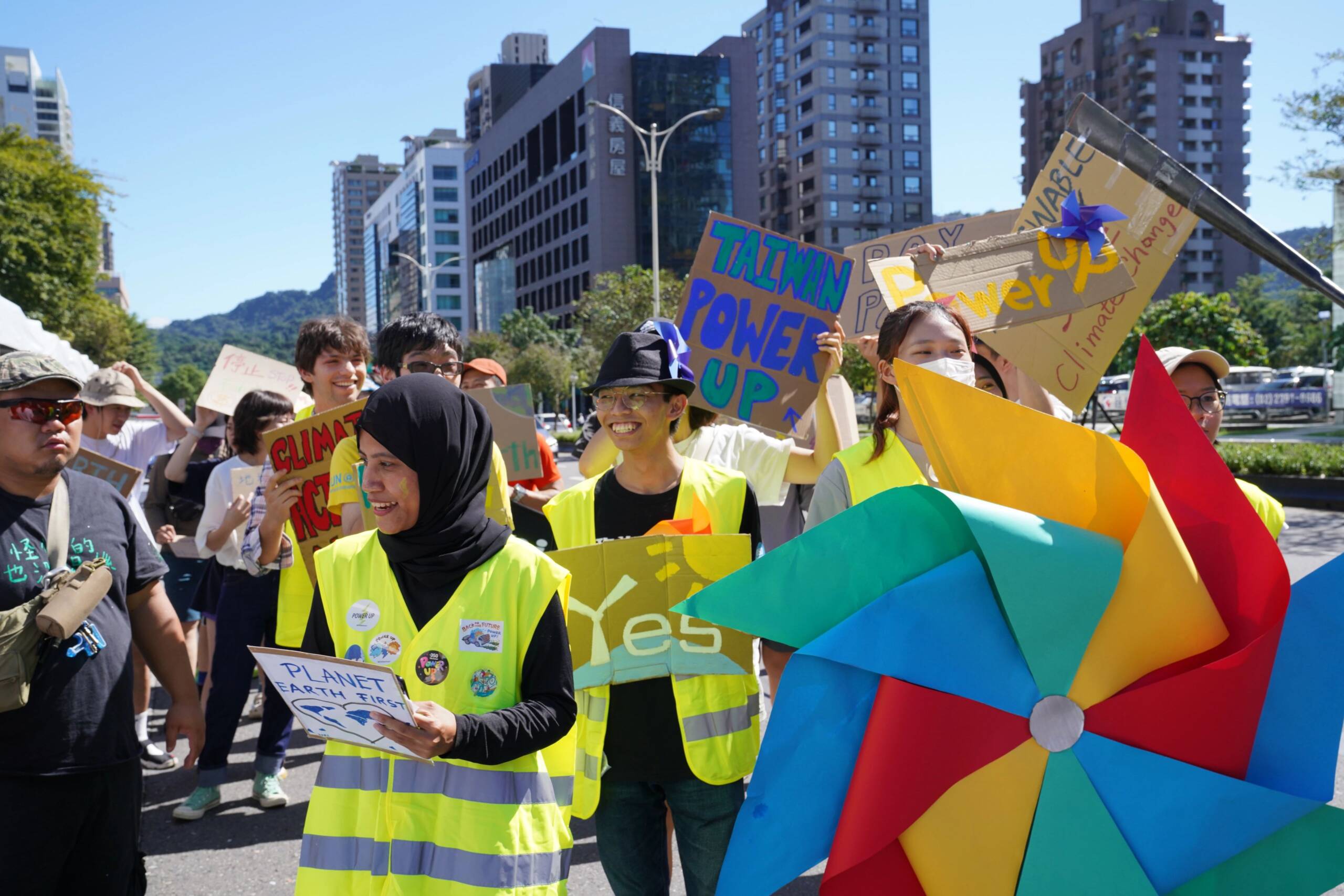 Taipei, Taiwan, 4 November: Parade yang diinisiasi oleh sukarelawan dan kelompok kaum muda menyerukan kepedulian terhadap transisi yang adil menuju energi terbarukan.  Kredit foto: Naomi Goddard