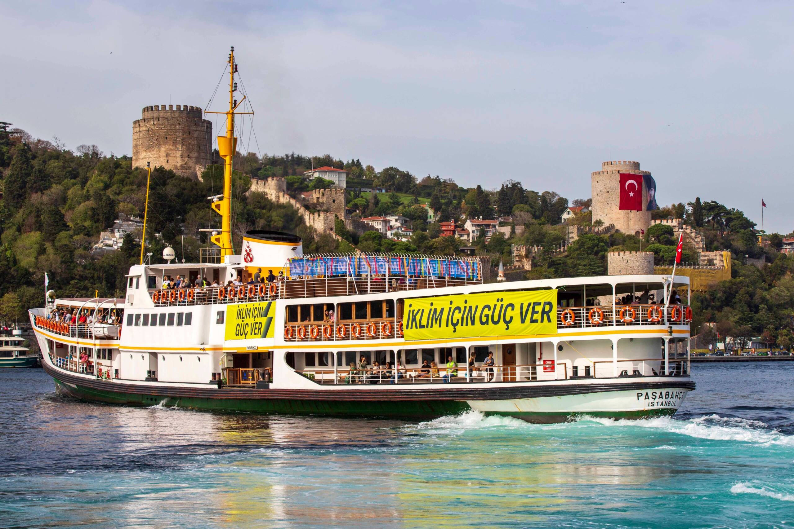 Istanbul, Türkiye, 4 November: 350 Türkiye mengubah salah satu dari feri tradisional Bosphorus menjadi feri iklim yang mengadakan aneka lokakarya dan aktivitas sepanjang perjalanan, menuntut terwujudnya dunia yang digerakkan oleh energi terbarukan. Kredit foto: 350 Türkiye