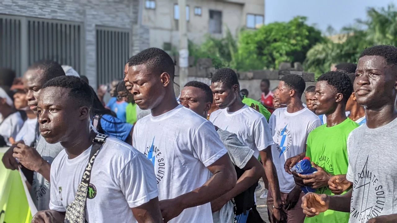 Lomé, Togo, 5 November: Lebih dari 200 aktivis, anak muda dan anggota masyarakat yang terpinggirkan berlari sejauh 11,5 km di jalanan Lomé, yang mewakili pendapatan tahunan Total sebesar EUR 11,5 miliar. Mereka menyerukan kepada pemerintah untuk memajaki laba industri energi kotor dan menggunakan uang ini untuk mendorong energi terbarukan. Kredit foto: 350 Africa