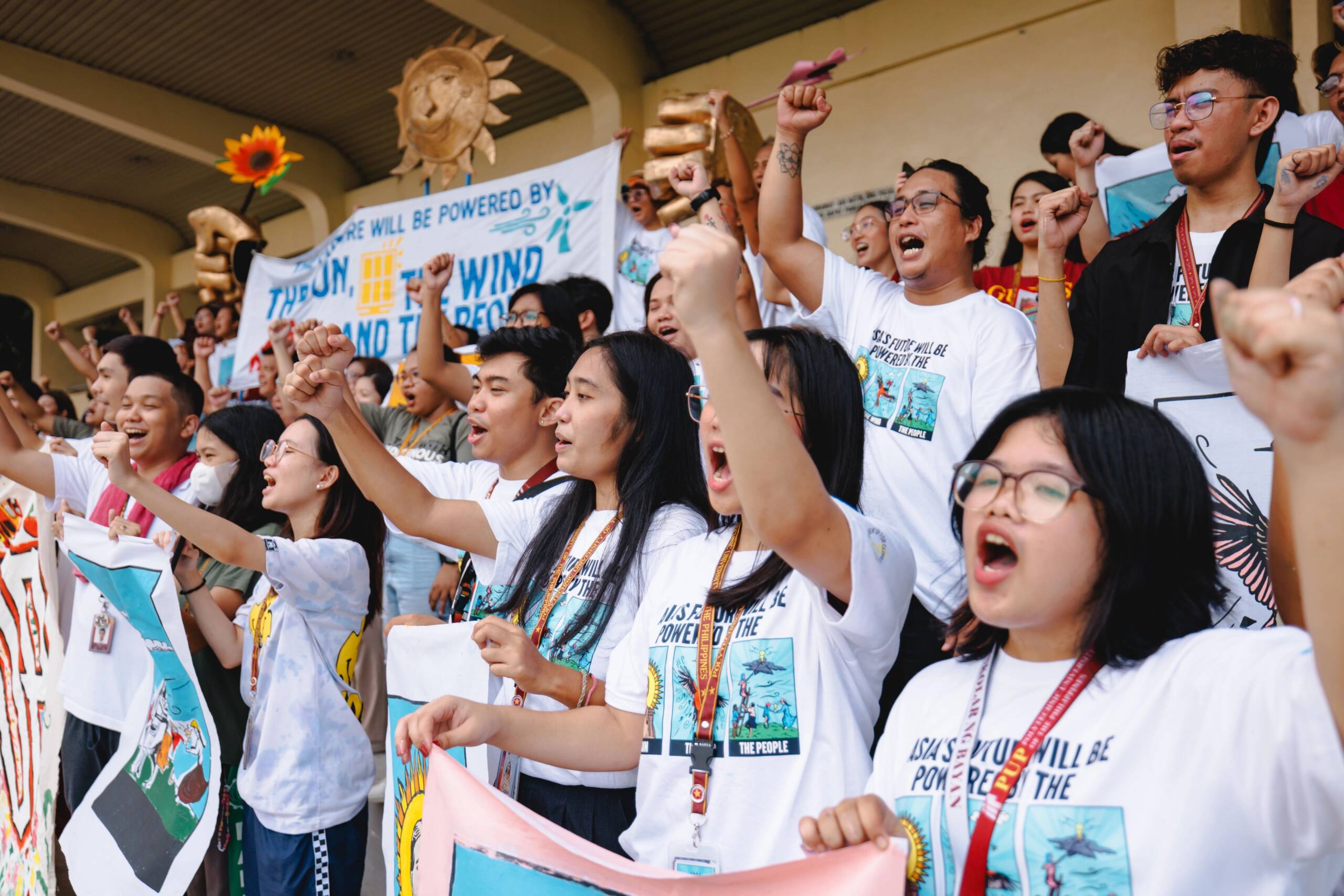 Manila, Filipina, 8 November: Para pendukung aksi iklim dan Komunitas Polytechnic University of the Philippines (PUP) menyerukan masa depan yang ditenagai oleh matahari, angin, dan manusia. Aksi ini juga menandai sepuluh tahun sejak terjadinya Topan Haiyan (Yolanda) yang menghancurkan, salah satu topan tropis paling dahsyat yang pernah ada. Kredit foto: Jilson Tiu