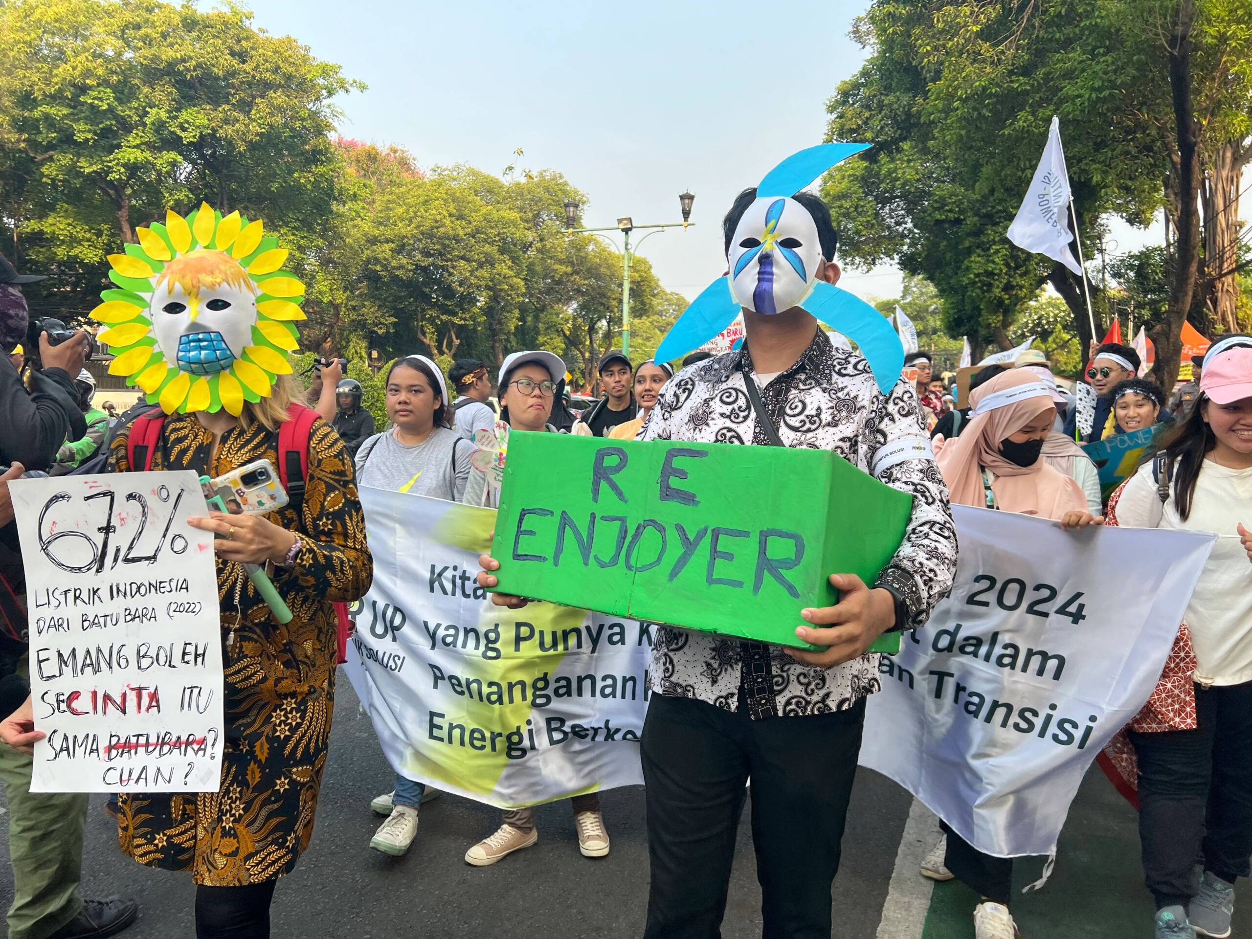 インドネシア ジャカルタ 11月3日：数百人の若者や成人が行進し、来年の選挙に出馬すると見られる大統領候補者らに環境問題と公正なエネルギー革命を優先するよう求めた。写真提供：Kathleen Lei Limayo