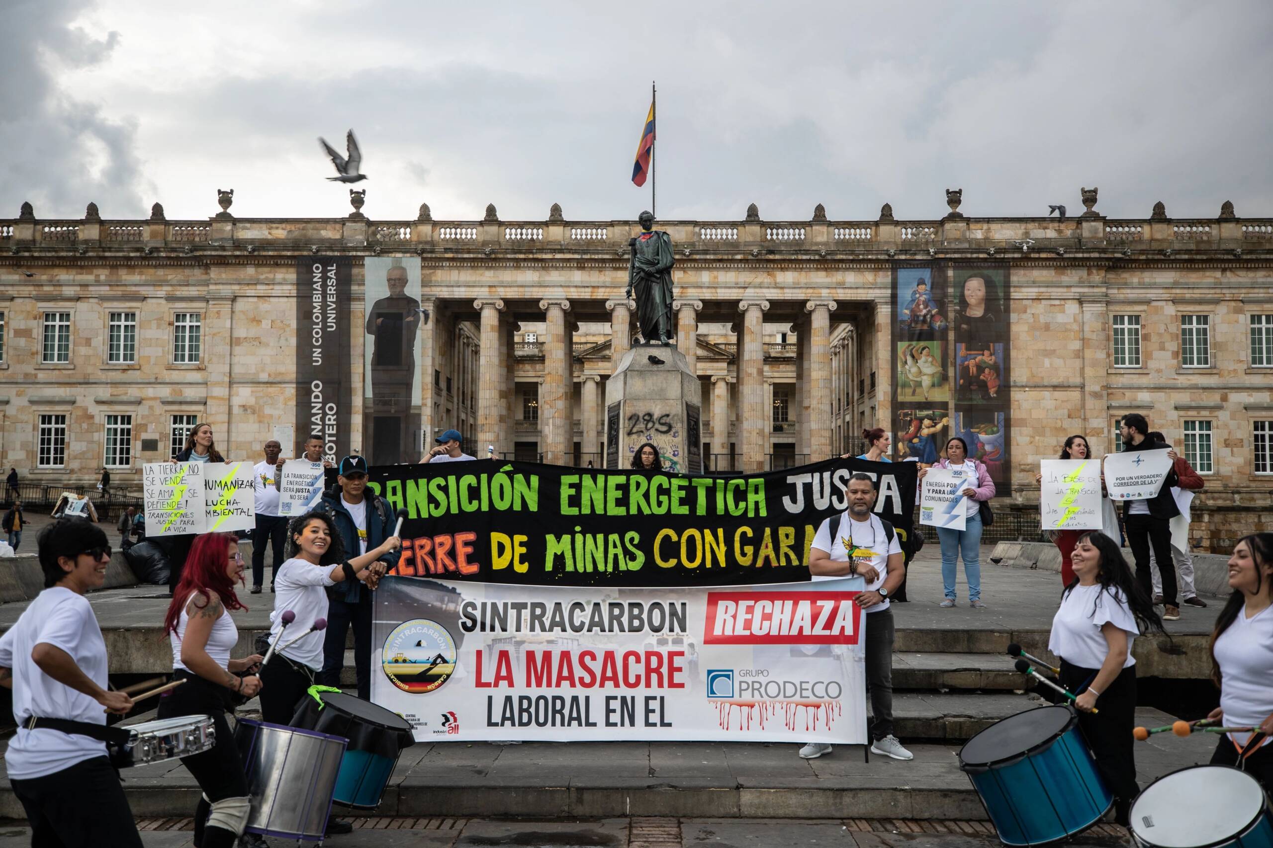 Bogotá, Kolombia, 3 November: masyarakat menghadiri audiensi terbuka, mengadakan protes di Plaza de Bolivar dan menyerukan penutupan tambang batu bara terbuka Glencore dan transisi energi yang adil bagi semua. Kredit foto: Iván Valencia
