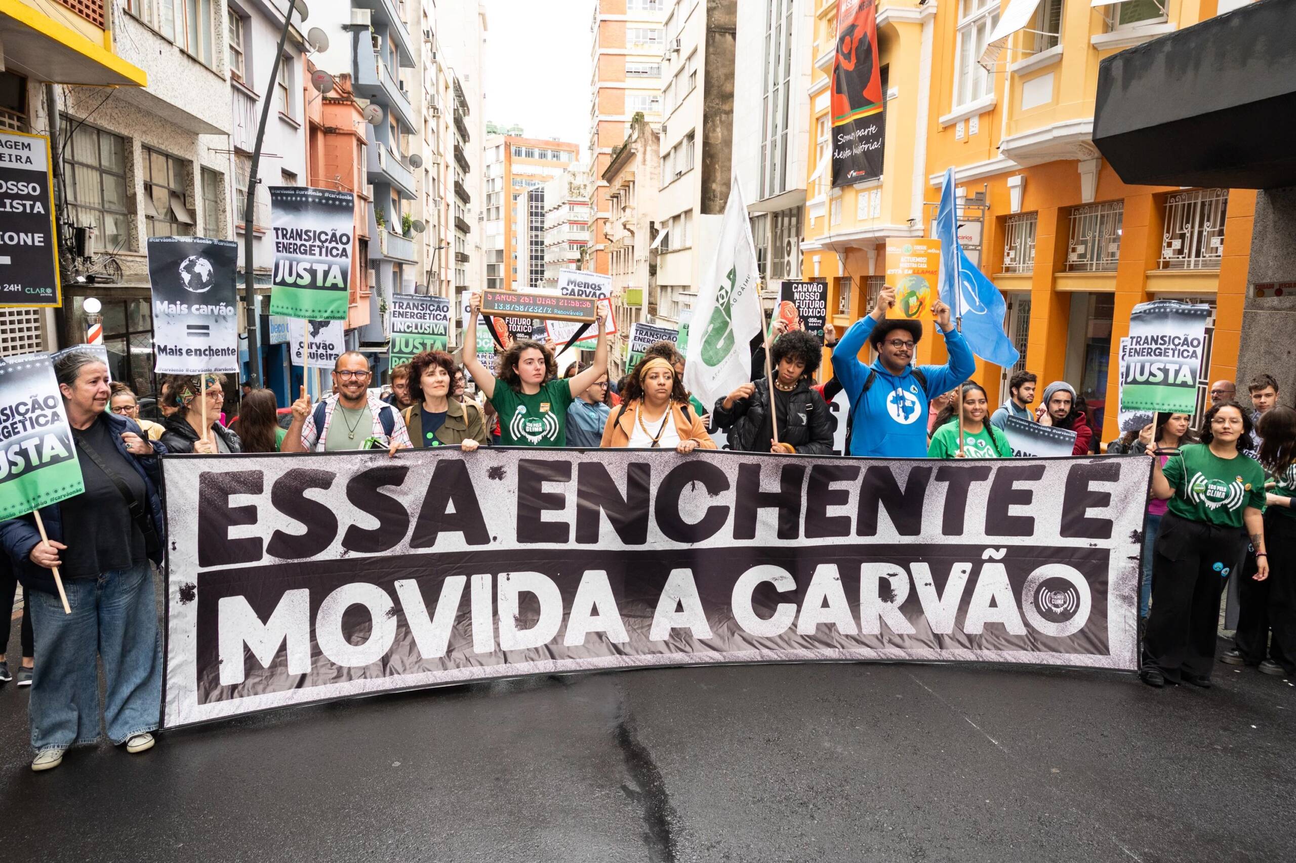 Porto Alegre, Brasil, 3 November: para aktivis memegang papan dan berpawai, menuntut pemerintahan lokal menetapkan “Dekret Darurat Iklim”. Wilayah Selatan Brasil baru-baru ini dihantam oleh 3 badai tropis yang menyebabkan jatuhnya puluhan korban. Kredit foto: Andrea Graiz