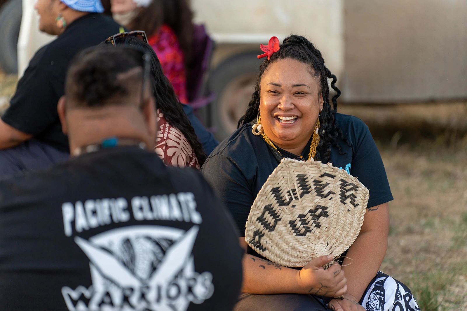 オーストラリア ゴメロイ 11月3日：Pacific Climate Warriors、Pasifikaコミュニティのメンバー、Sapnaのメンバー、学校ストライキ参加者らが3日間のツアーを開始。より深い関係と連帯を築き、Whitehaven Coal社の炭鉱事業とSantos社のガス事業に対する抵抗のストーリーを共有。オーストラリア政府に対し、国、文化、気候を破壊する石炭・ガス会社の支持をやめるよう求めている。写真提供：Eremasi Rova