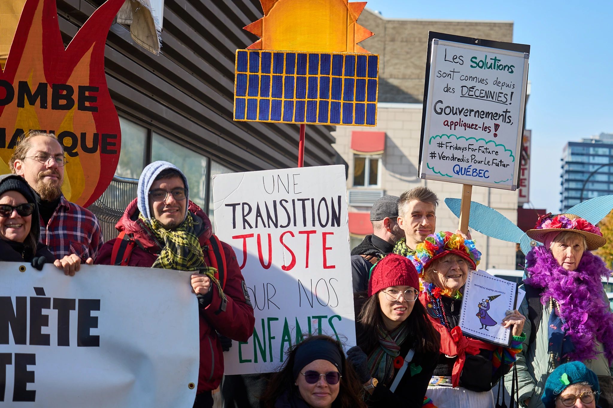 Kanada, Montreal, 3 Kasım: Aktivistler karar vericilere bir mesaj göndermek için bir araya geldi: Adil bir enerji dönüşümünün zamanı geldi! Fotoğraf: Nhattan Nguyen