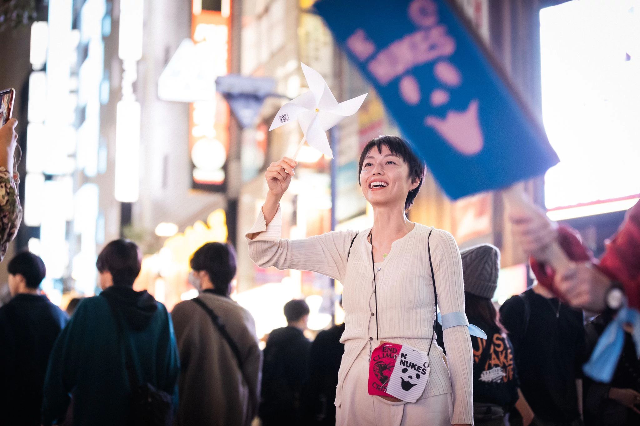 Tokyo, Japon, le 3 novembre : plus de 800 passionné·e·s se sont rassemblé·e·s à la gare de Shinjuku pour unir leurs voix dans un chant inspiré pour le climat qui a retenti au cœur de la ville. L’action a été organisée par 350 Japon en collaboration avec l’organisation We Want Our Future. Crédit photo : Jun Yokoyama