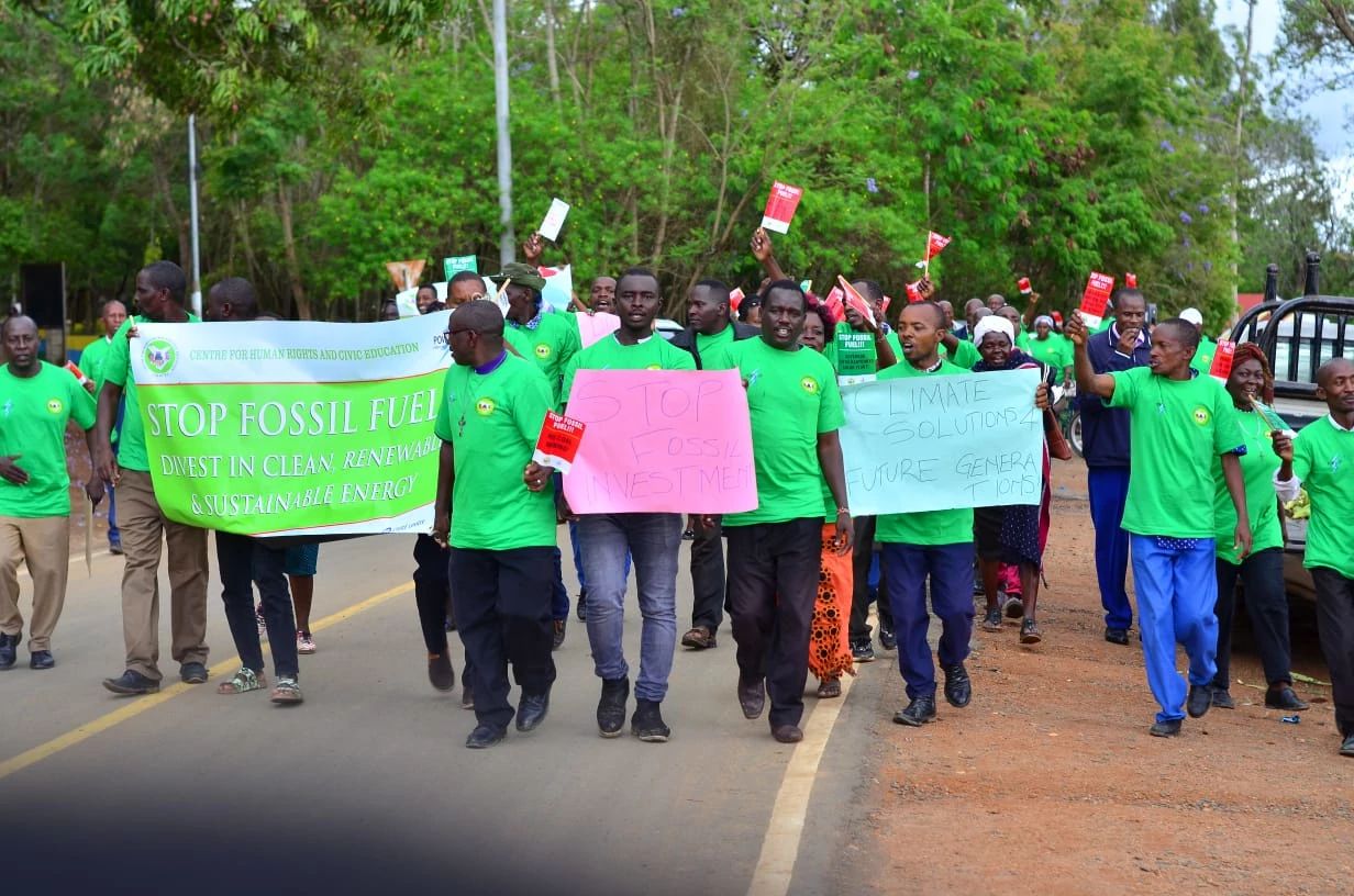 Kitui, Kenya, 3 November: komunitas lokal berpawai damai menuju kantor Gubernur wilayah setempat untuk menyerahkan "akta kematian” batu bara, dan menyerukan Kitui yang bebas batu bara.  Kredit foto: 350Africa