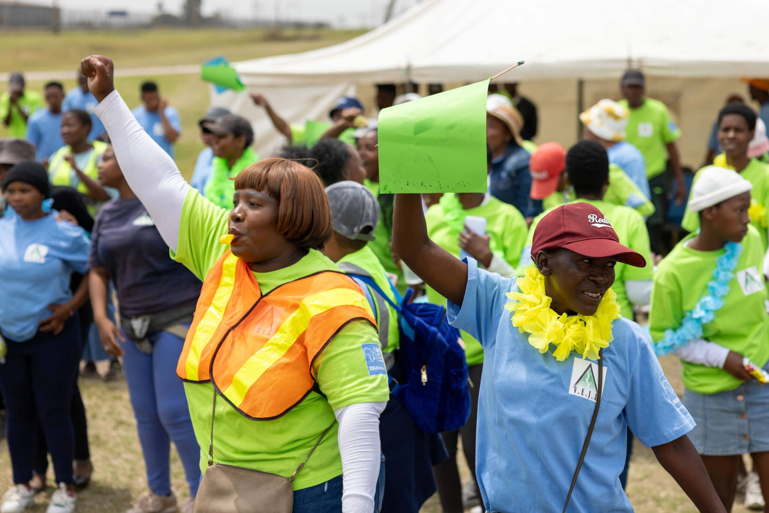 Salsolburg, África do Sul, 3 de novembro: ativistas realizam uma passeata e um festival em frente à SASOL, a maior estação elétrica a gás da África, para expor os impactos dos combustíveis fósseis e cobrar mais investimentos em energias renováveis. Foto: Oliver Karstel/Sound Idea