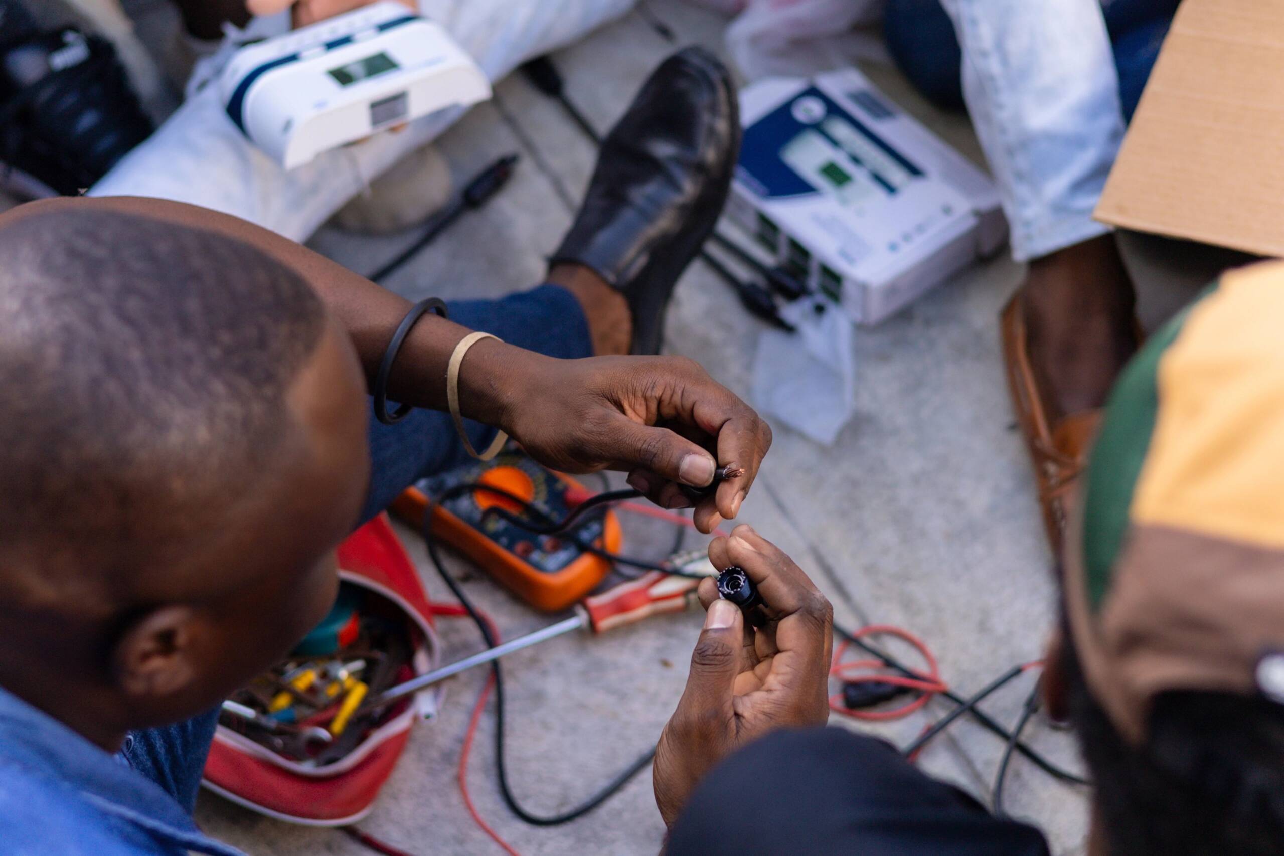 Port-au-Prince, Haiti, 4.11.: Bei einer Schulung zum Einsatz von Solarpanelen installieren Aktivist*innen vom Caribbean Ciimate Network eine solarbetriebene Straßenlaterne an einer vorher unbeleuchteten Stelle. Bildnachweis: Wender Sénélus