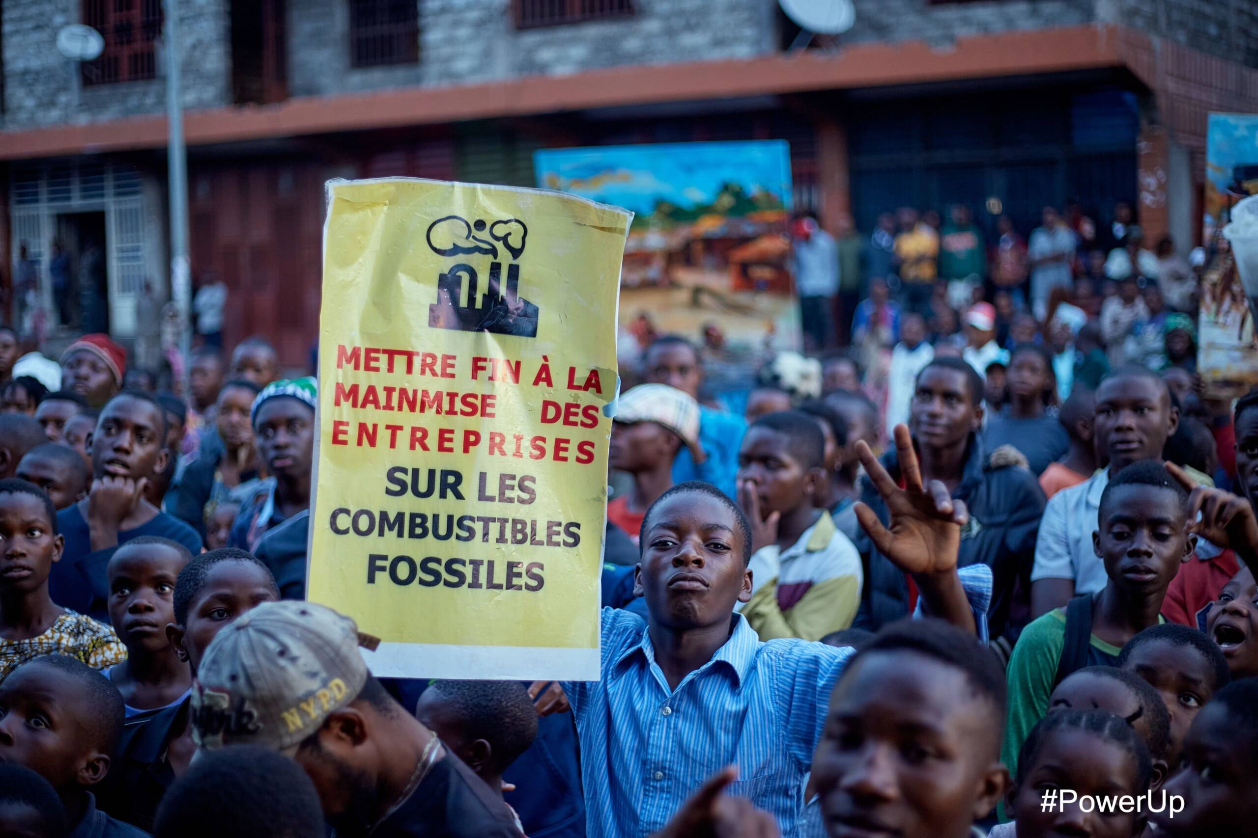 Demokratik Kongo Cumhuriyeti, Goma, 4 Kasım: 500'den fazla kişi, bir yürüyüşe, konsere ve sanatsal gösterilere katılarak TotalEnergies, Soco ve Efora Perenco'nun Büyük Göller bölgesinde neden olduğu yıkıma dikkat çekti. Fotoğraf: 350 Afrika