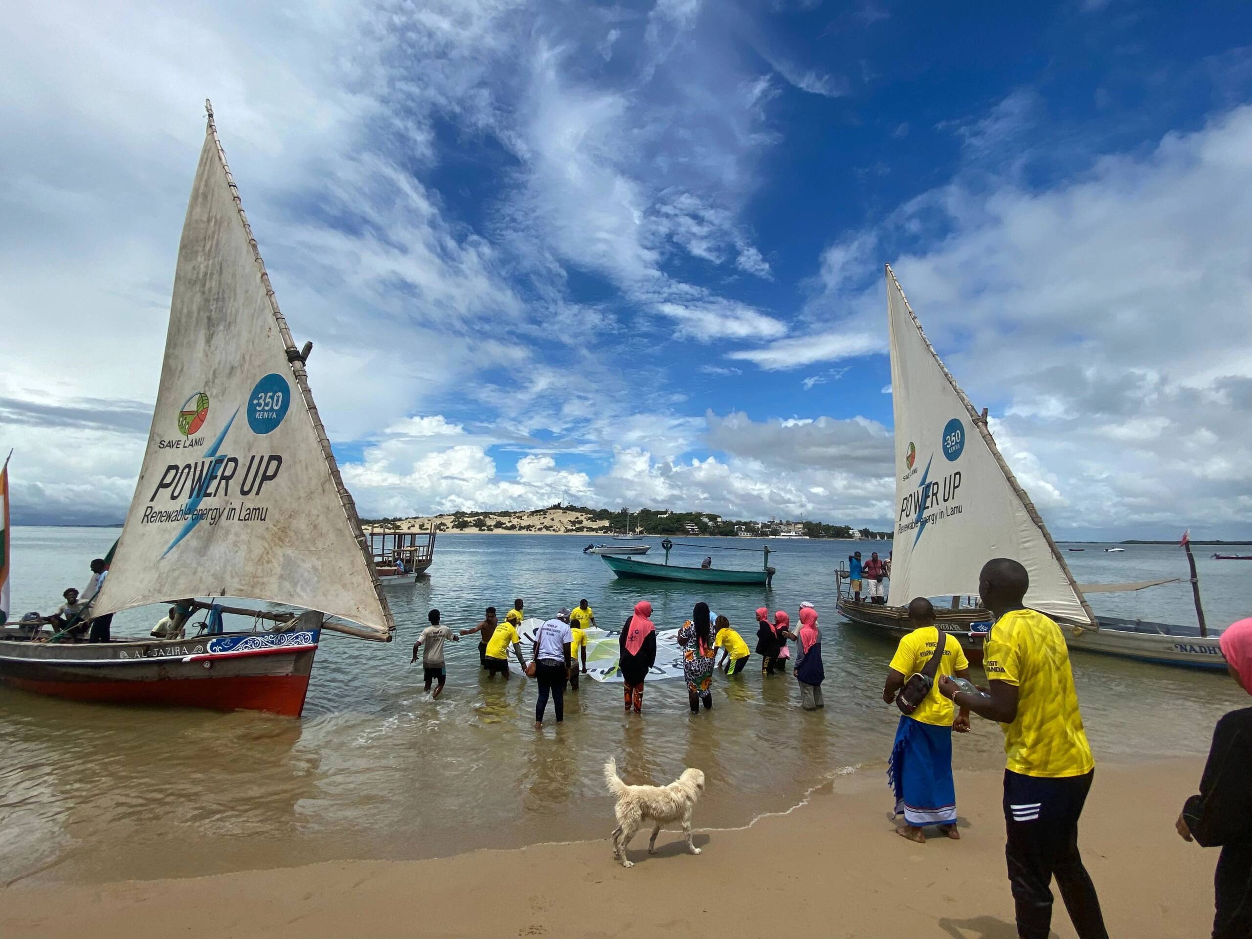 Lamu, Quênia, 4 de novembro: A 350 África e a Save Lamu organizam uma mostra de cultura criativa e uma disputa de barcos à vela, enquanto pedem que o governo do Quênia assuma uma liderança climática verdadeira e forneça energia renovável a Lamu. Foto: 350 África