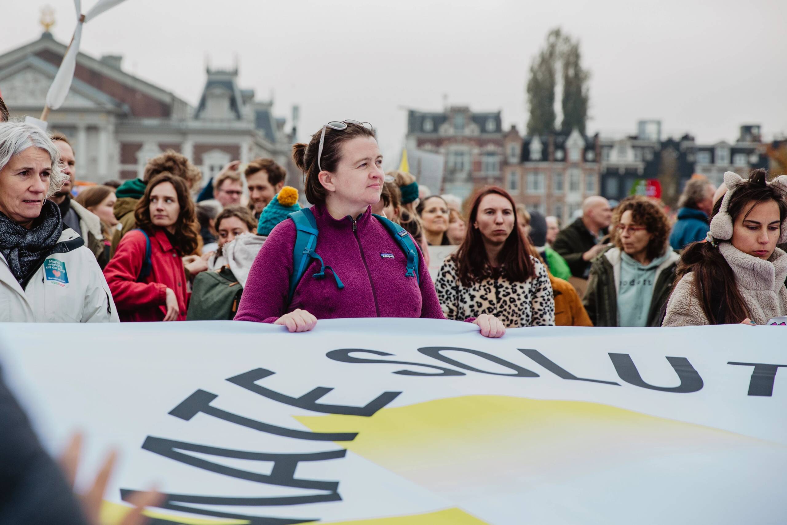 オランダ アムステルダム 11月12日：350.orgとFossielvrij NLが再生可能エネルギーの普及を求め、アムステルダムでは記録的な規模の気候マーチとなった。85,000人以上が街頭に繰り出している。写真提供：Laura Ponchel / Fossielvrij NL