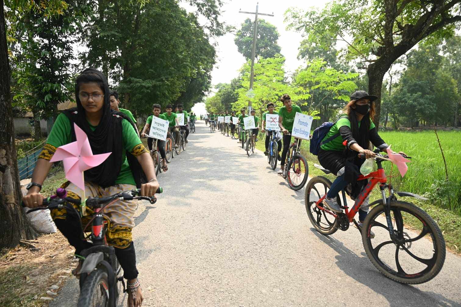 Satkhira, Bangladesh, le 3 novembre : à la suite de mouvements menés par des femmes, des activistes de tous les âges réclament la fin des énergies fossiles. Pour exiger plus d’investissements dans le renouvelable, ils/elles ont organisé plusieurs actions sur la journée, y compris une manifestation en vélo. Crédit photo : BINDU Nari Unnayan Sangathan