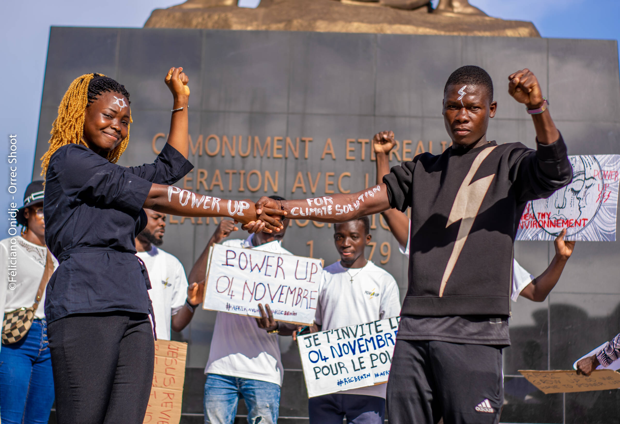 Benin: para aktivis beraksi meningkatkan kesadaran, merekrut pendukung, dan memanfaatkan kreativitas ereka untuk mempersiapkan aksi-aksi Power Up. Kredit foto: 350 Africa