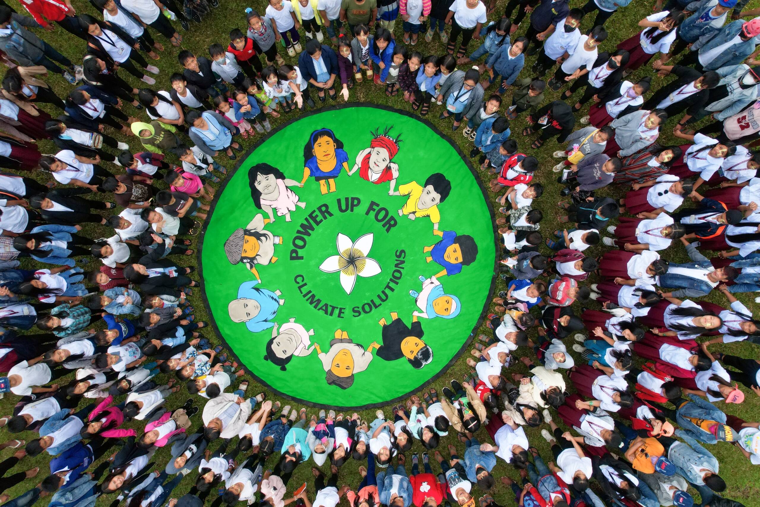 Filipinas: un total de 360 estudiantes y profesores unieron sus fuerzas para defender soluciones energéticas renovables lideradas por las comunidades. Fotografía: Kathleen Lei Limayo, Genesis Epistola