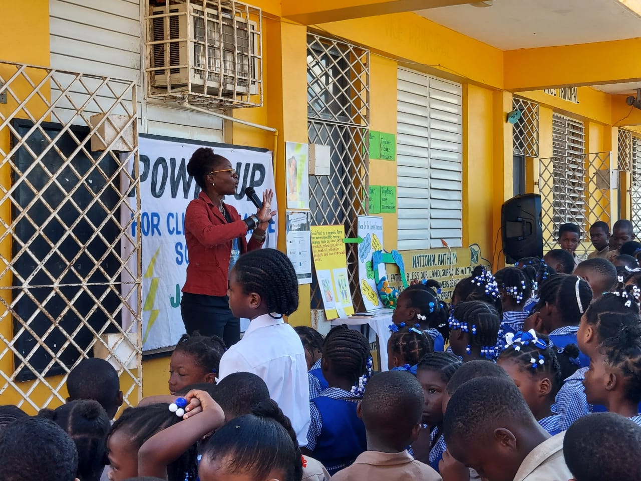 Clarendon, Jamaïque, le 9 novembre : Dans divers endroits du pays, des activistes, des étudiant·e·s et des enseignant·e·s donnent le coup d'envoi d'un mois entier d'actions visant à sensibiliser le public sur l'importance de l’abandon des énergies fossiles, et appellent les responsables locaux à investir dans des solutions d'énergie renouvelable. Cette photo a été prise à l'école primaire et maternelle Osbourne Store. Crédit photo : 350 Caribbean