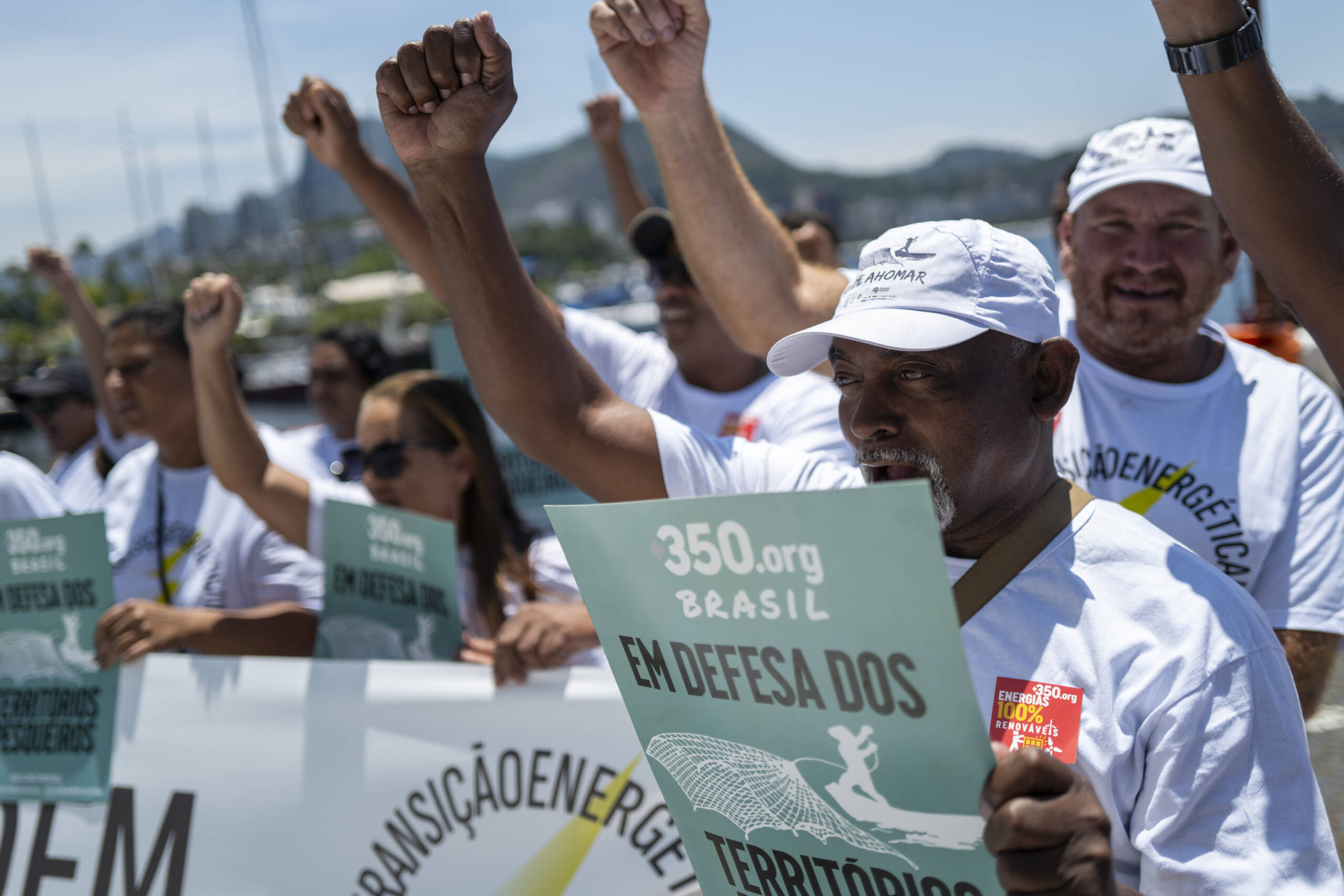 Rio de Janeiro, Brasil, 3 November: kelompok nelayan tradisional melancarkan protes di depan Guanabara Bay, menuntut pemerintah Brasil menghentikan subsidi minyak dan gas dan berinvestasi lebih banyak pada sumber-sumber energi terbarukan. Kredit foto: Lucas Landau