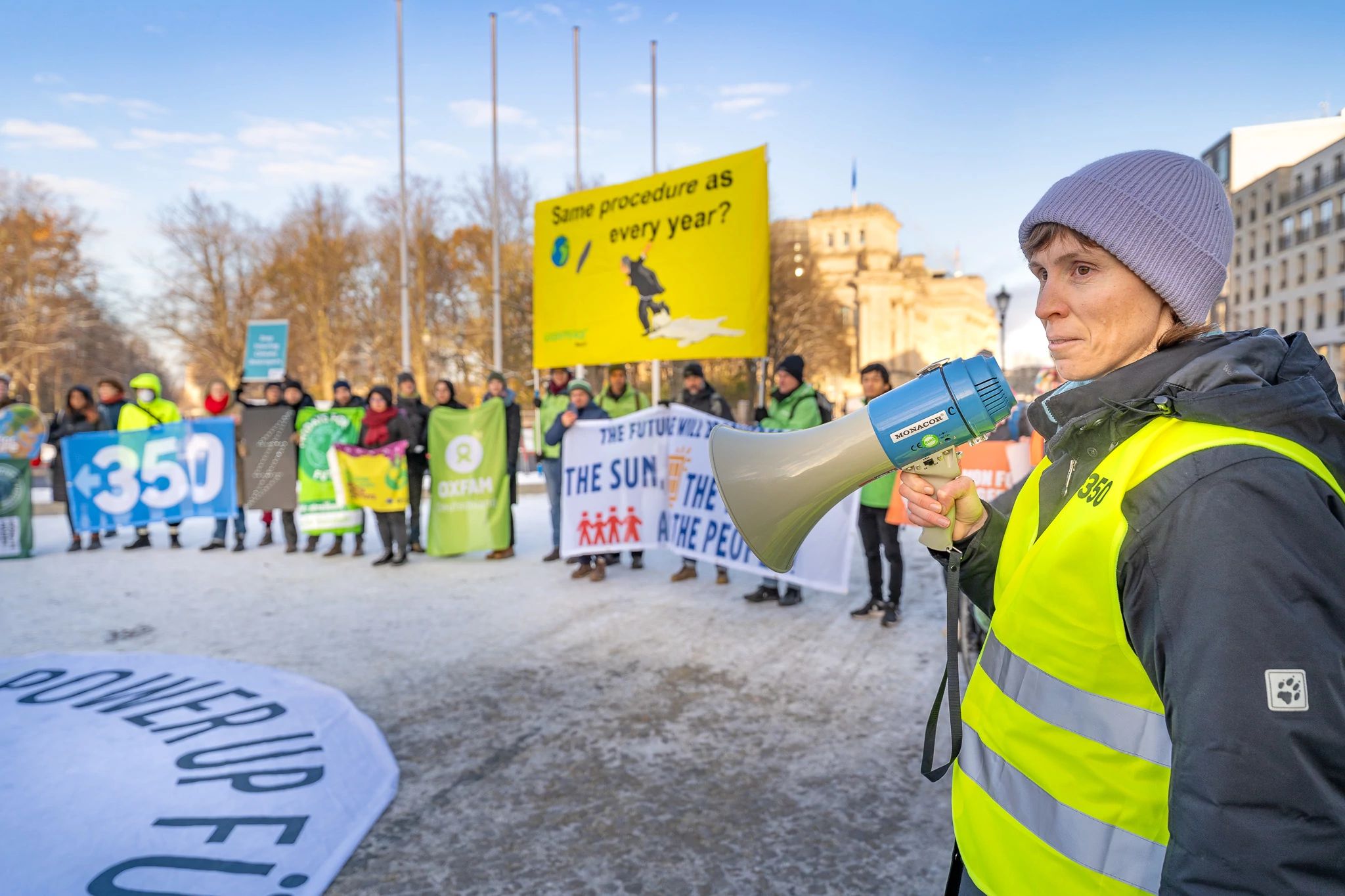 Almanya, Berlin, 1 Aralık: Dünya liderleri Dubai'deki COP28'de bir araya gelirken, iklim aktivistleri Berlin'de bir protesto düzenleyerek, iklimin korunması için gereken faturayı şirketlerin ve zenginlerin ödemesini talep etti. Fotoğraf: Sabrina Gröschke