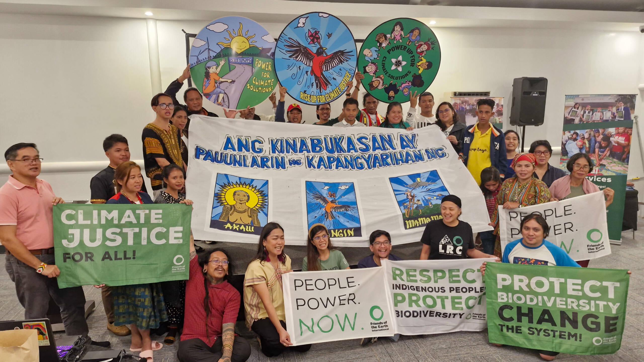 フィリピン ケソン市 12月5日：「パワーアップ」の一環として、気候変動ムーブメントと先住民団体が連携し、先住民の権利保護がどのように喫緊の気候問題対策に貢献するかというテーマで議論しました。写真提供：Ara Alejo