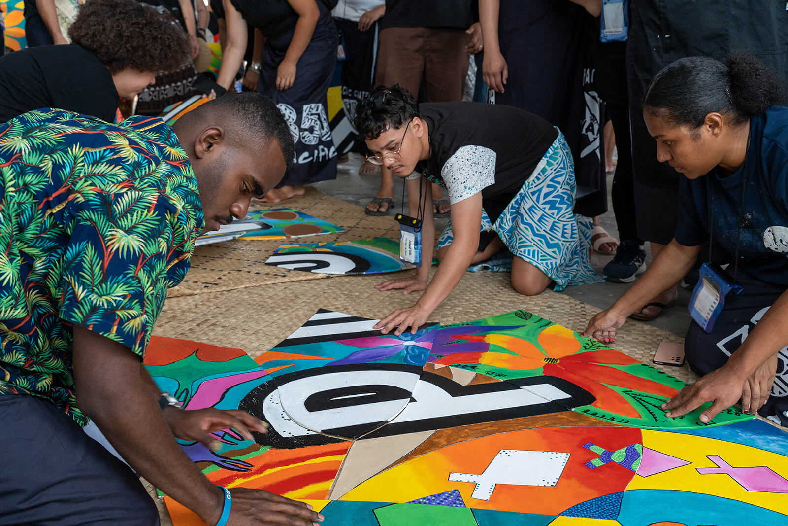 Fiji: anggota masyarakat lokal bergabung dengan para aktivis dari Australia, Aotearoa, dan Amerika Serikat dalam sesi pelatihan tiga hari mengenai solusi krisis iklim. Kredit foto: Pejuang Iklim Pasifik